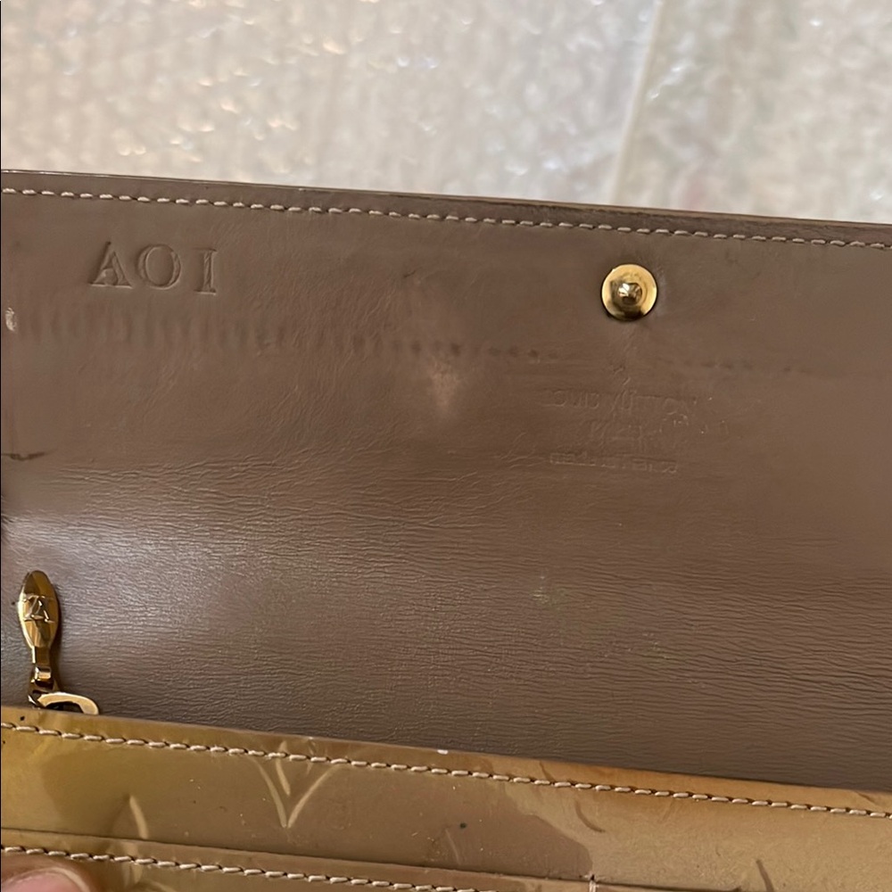 Louis Vuitton Gold Wallet Luxurious Metallic Design - Picture 4 of 6